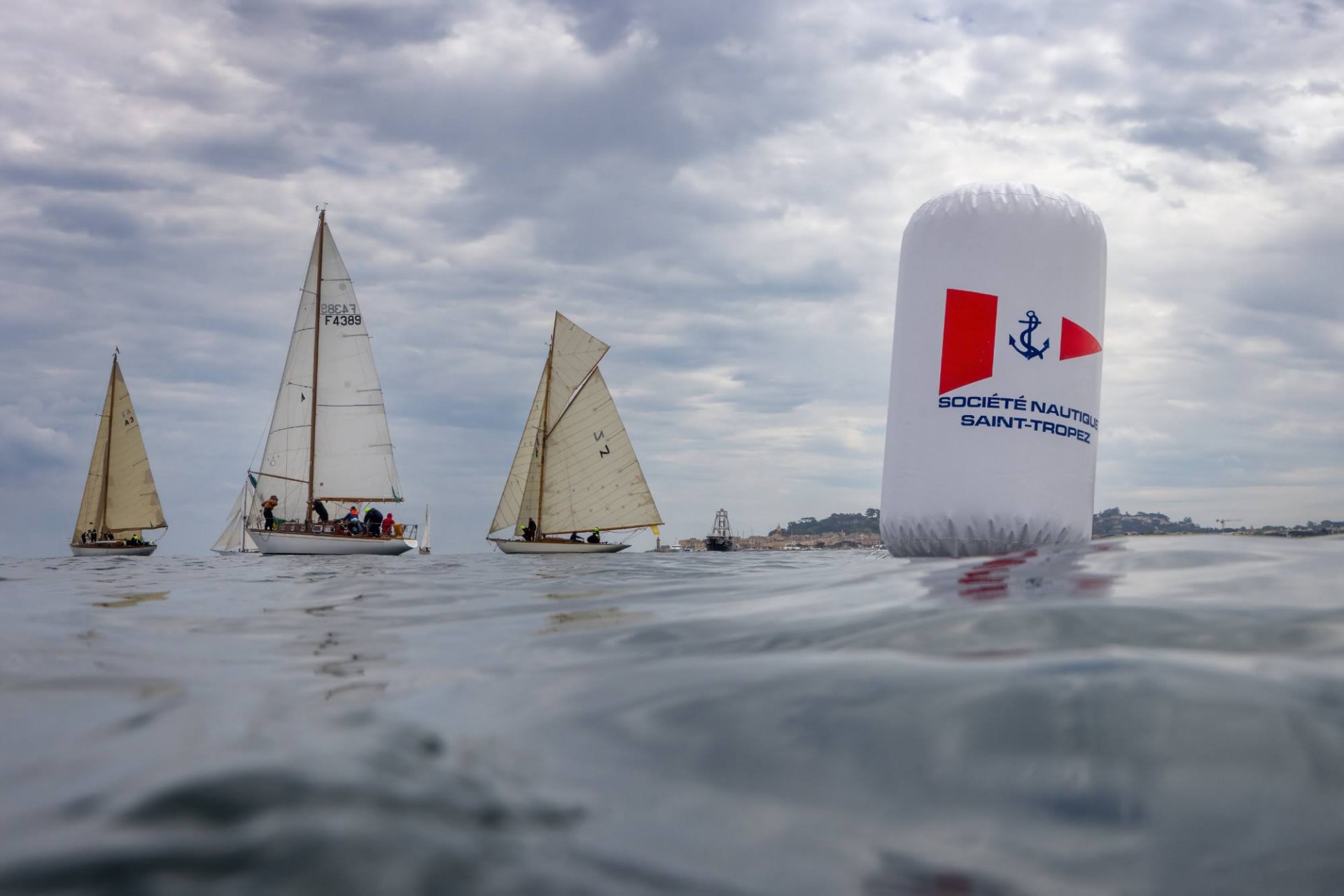 Passage de la bouée dans la rade de Saint Tropez
