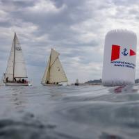 Passage de la bouée dans la rade de Saint Tropez